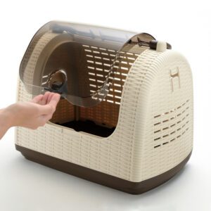 demonstrating how to lift the window of pet carrier