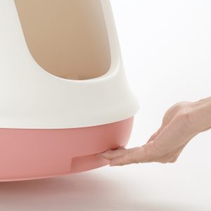 human hand lifts kitty litter box