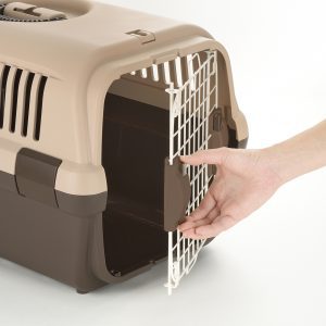how to open or close dog carrier door
